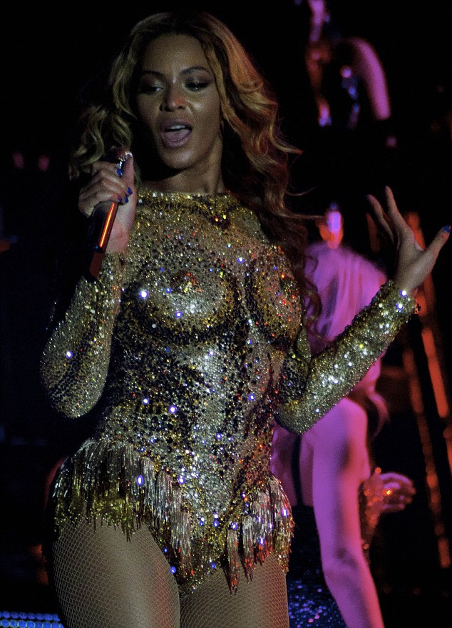 Dovodjenje toplote-Beyonce započela svoju turneju Mrs. Carter Show World Tour u Beogradu u zlatnom bodiju sa ispupčenim bradavicama