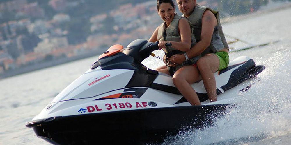 Rafailovići i parasejling u Bečićima